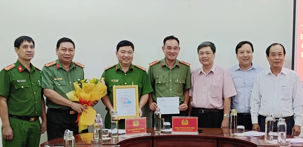 Khen thưởng, khích lệ tinh thần lực lượng làm nhiệm vụ. Ảnh: THANH NGHĨA