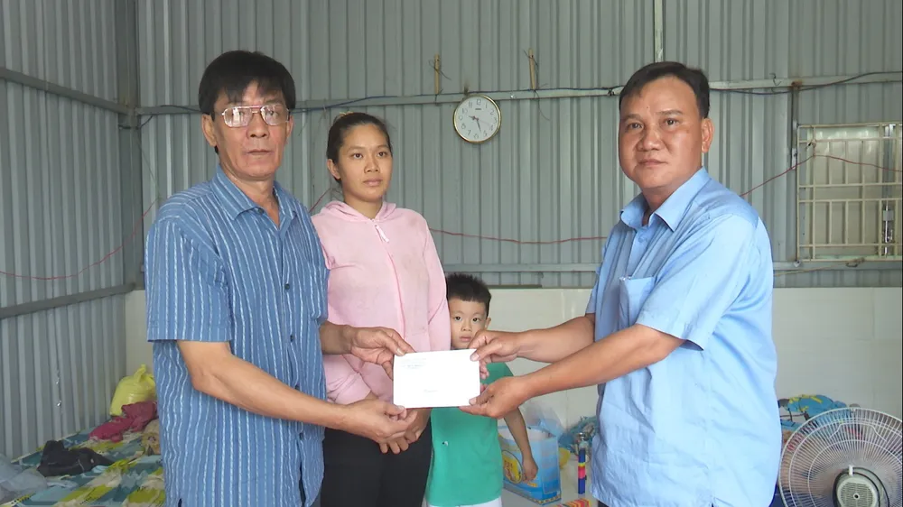 Phó Chủ tịch UBND xã Tân Phú Đông Lê Văn Giàu trao tiền hỗ trợ cho gia đình có nhà bị sụp hoàn toàn xuống sông. Ảnh: LONG HẬU Phó Chủ tịch UBND xã Tân Phú Đông Lê Văn Giàu trao tiền hỗ trợ cho gia đình có nhà bị sụp hoàn toàn xuống sông. Ảnh: LONG HẬU