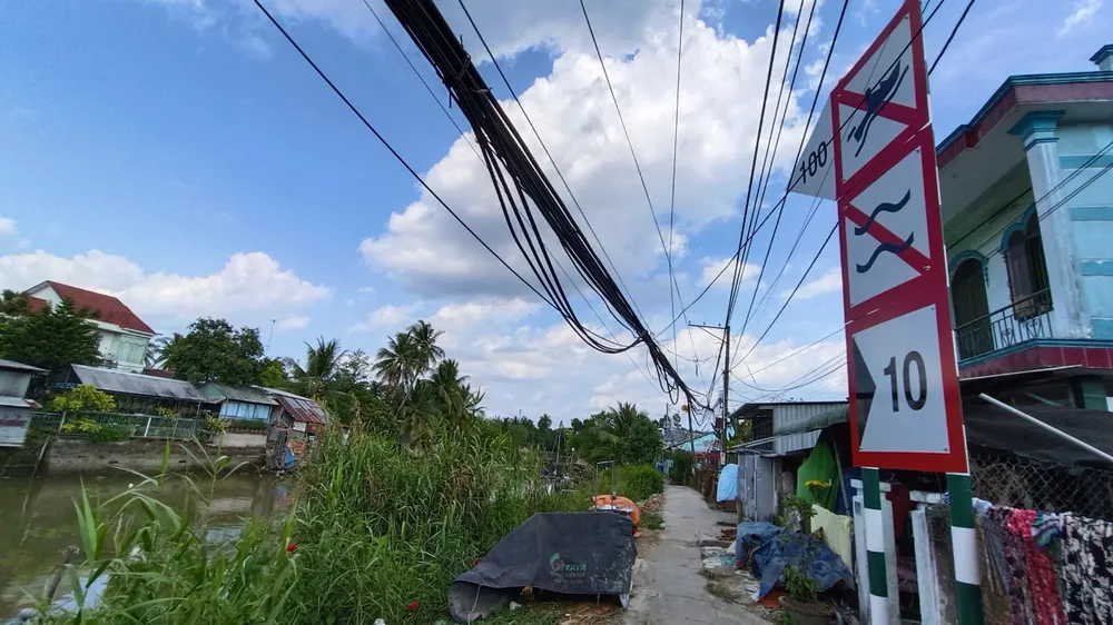 Lắp biển báo nguy hiểm cảnh báo người và phương tiện đi qua tuyến đường này. Ảnh: LONG HẬU Lắp biển báo nguy hiểm cảnh báo người và phương tiện đi qua tuyến đường này. Ảnh: LONG HẬU