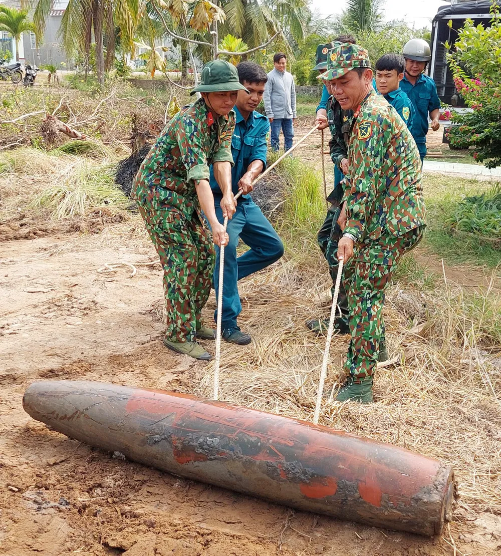 Quả bom nặng 250kg được xử lý an toàn. Ảnh: HÒA HIỆP