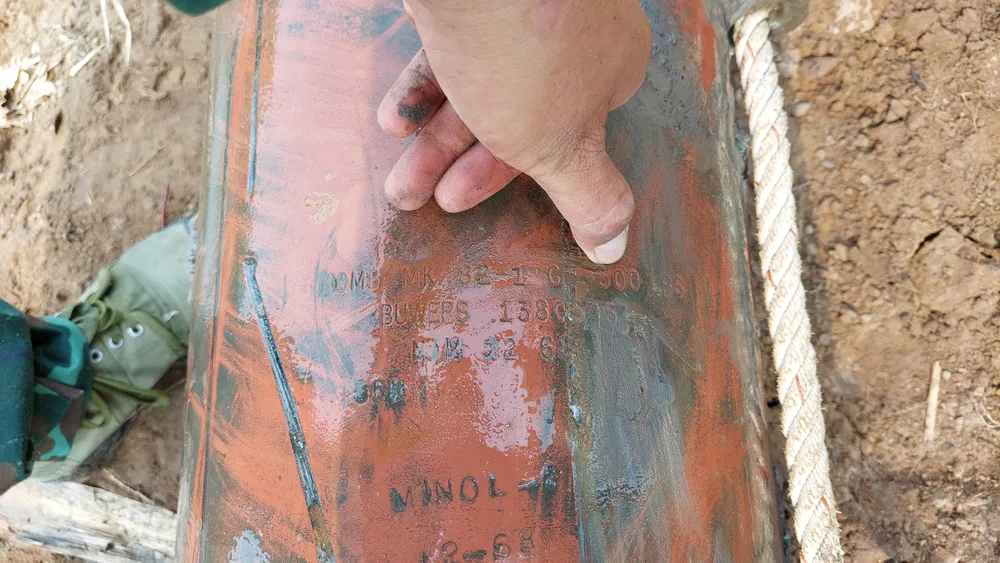 Quả bom MK 82 còn sót lại sau chiến tranh. Ảnh: HÒA HIỆP