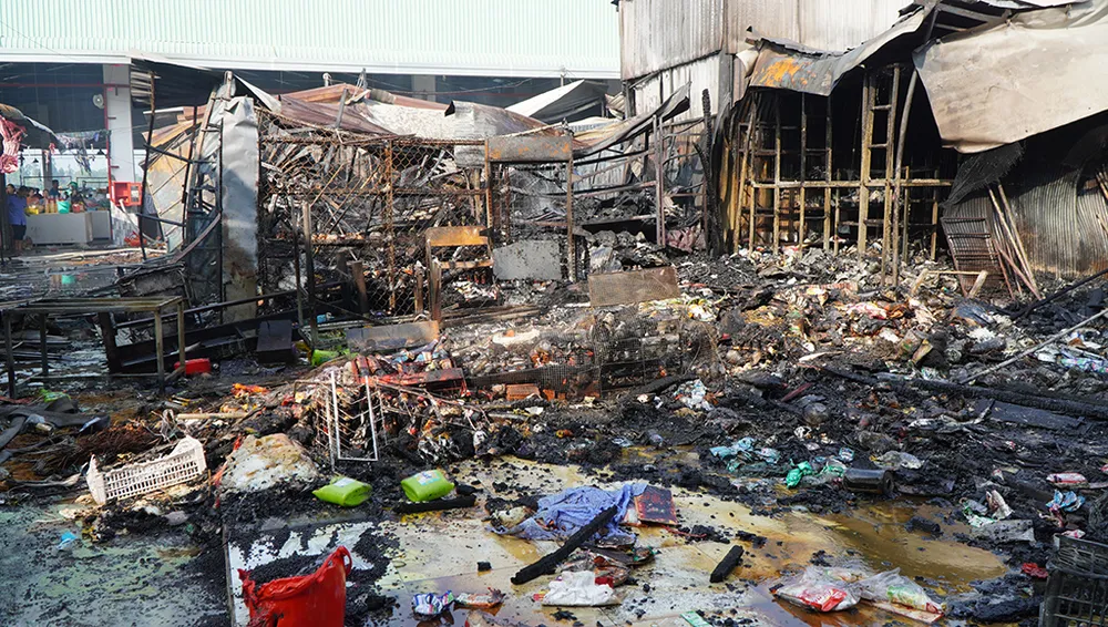 Các ki-ốt bị cháy rụi Các ki-ốt bị cháy rụi