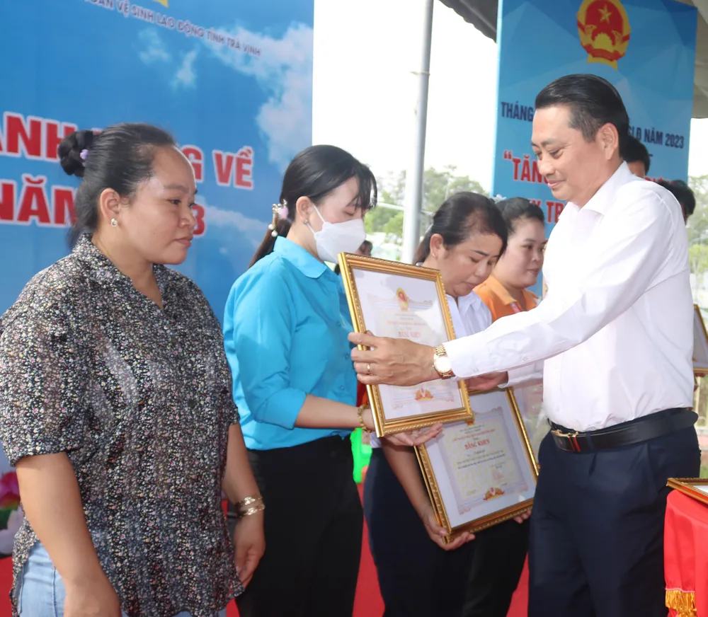 Phó Chủ tịch UBND tỉnh Trà Vinh Nguyễn Quỳnh Thiện tặng bằng khen cho công nhân, người lao động tiêu biểu Phó Chủ tịch UBND tỉnh Trà Vinh Nguyễn Quỳnh Thiện tặng bằng khen cho công nhân, người lao động tiêu biểu