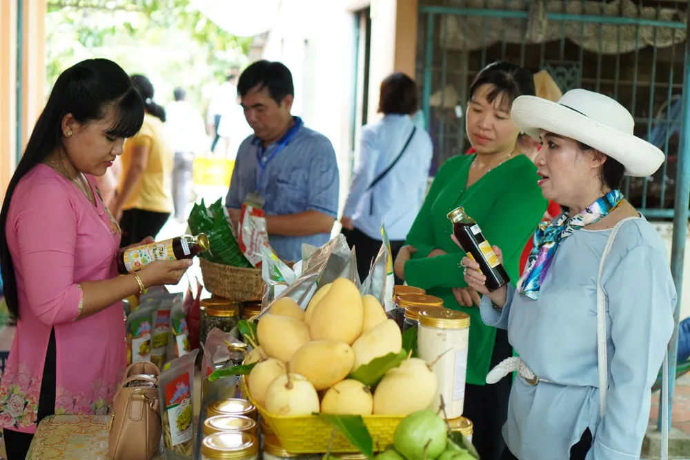 Du khách tham quan gian hàng sản phẩm OCOP tỉnh Đồng Tháp