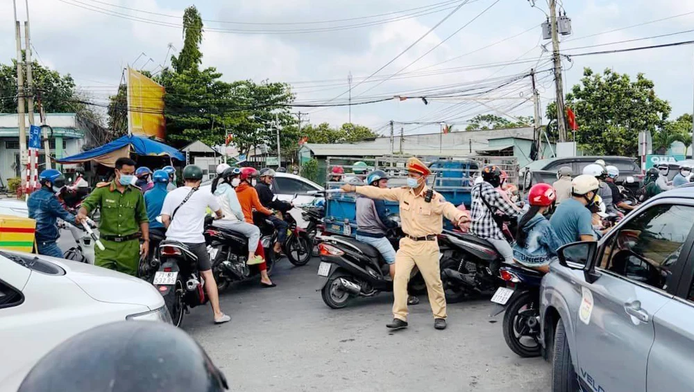 CSGT Bến Tre phân luồng đảm bảo trật tự giao thông mỗi khi ùn tắc. Ảnh: CSGT Bến Tre