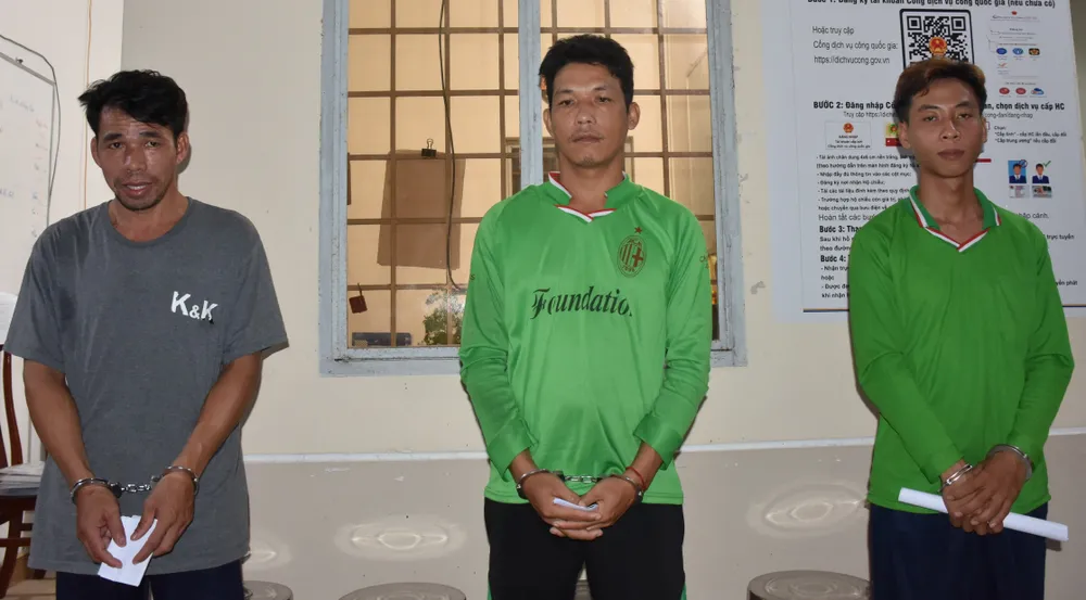 Ba bị can gồm Thoại, Lâm, Hoàng. Ảnh: QUANG DUY