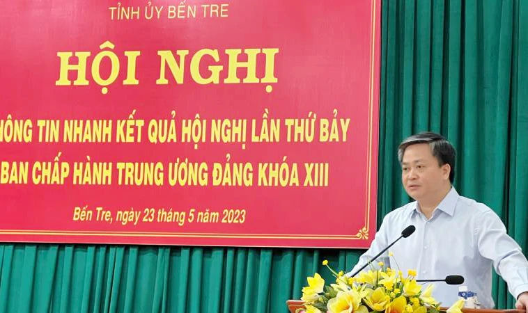 Đồng chí Lê Đức Thọ, Bí thư Tỉnh ủy Bến Tre thông tin nhanh kết quả Hội nghị lần thứ 7 Ban Chấp hành Trung ương Đảng khoá XIII