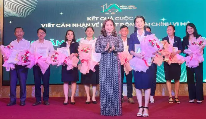 Ban tổ chức đã trao giải thưởng cho 1 tập thể và 9 cá nhân đạt giải trong cuộc thi viết bài cảm nhận về hoạt động tài chính vi mô của Quỹ Ban tổ chức đã trao giải thưởng cho 1 tập thể và 9 cá nhân đạt giải trong cuộc thi viết bài cảm nhận về hoạt động tài chính vi mô của Quỹ