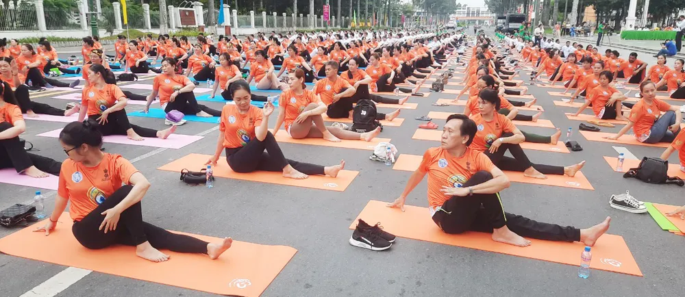 Hơn 500 người tham gia đồng diễn Yoga với chủ đề "Một thế giới một sức khỏe chung" Hơn 500 người tham gia đồng diễn Yoga với chủ đề "Một thế giới một sức khỏe chung"