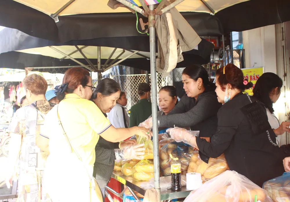 Nhiều mạnh thường quân, nhà hảo tâm chuẩn bị nhiều suất ăn miễn phí cho bà con dự lễ giỗ Nhiều mạnh thường quân, nhà hảo tâm chuẩn bị nhiều suất ăn miễn phí cho bà con dự lễ giỗ