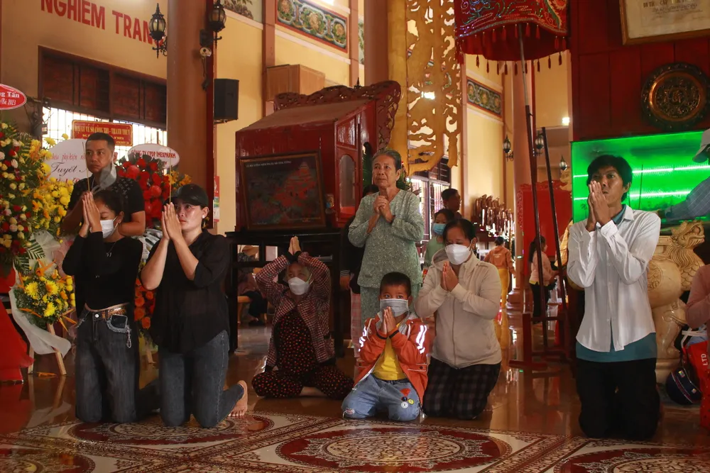 Bà con đến dâng hương, cầu mong gia đình bình an, vạn sự như ý Bà con đến dâng hương, cầu mong gia đình bình an, vạn sự như ý