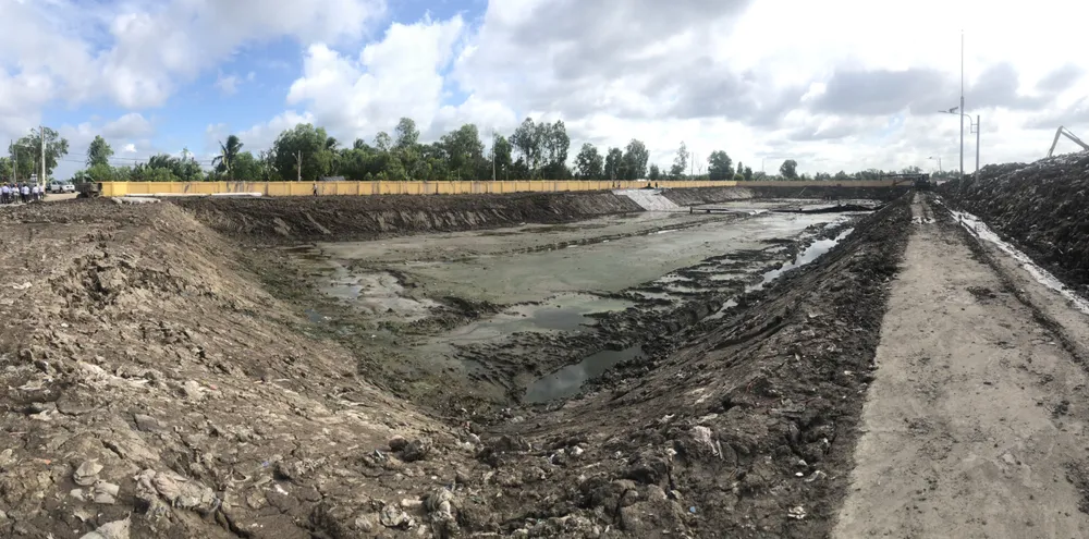 Lót bạt để làm ao sinh học chứa nước rỉ thải