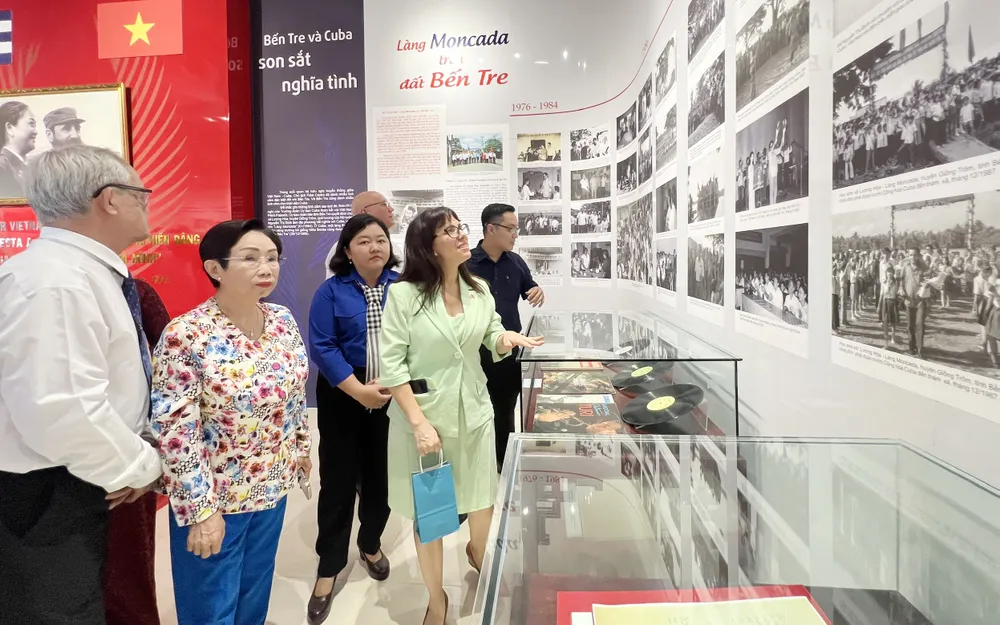 Các đại biểu tham quan Nhà lưu niệm Làng Moncada Các đại biểu tham quan Nhà lưu niệm Làng Moncada