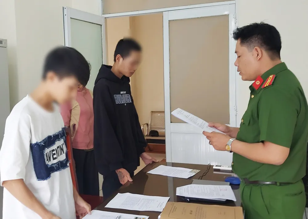 Hai đối tượng tại cơ quan CSĐT. Ảnh: PHƯỚC THANH