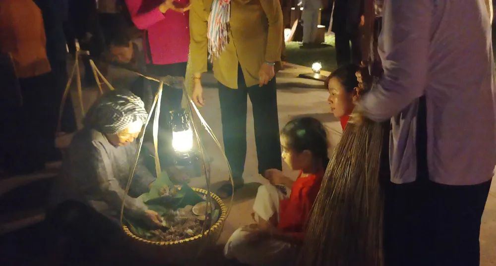 Ngoài chiếu, bà con còn dựng lại cảnh mua bán các món bánh dân gian Ngoài chiếu, bà con còn dựng lại cảnh mua bán các món bánh dân gian