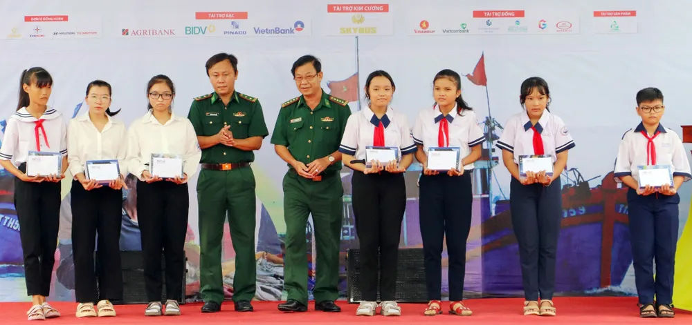 Ban tổ chức còn trao 25 suất học bổng cho con em ngư dân có hoàn cảnh khó khăn, vượt khó học giỏi Ban tổ chức còn trao 25 suất học bổng cho con em ngư dân có hoàn cảnh khó khăn, vượt khó học giỏi