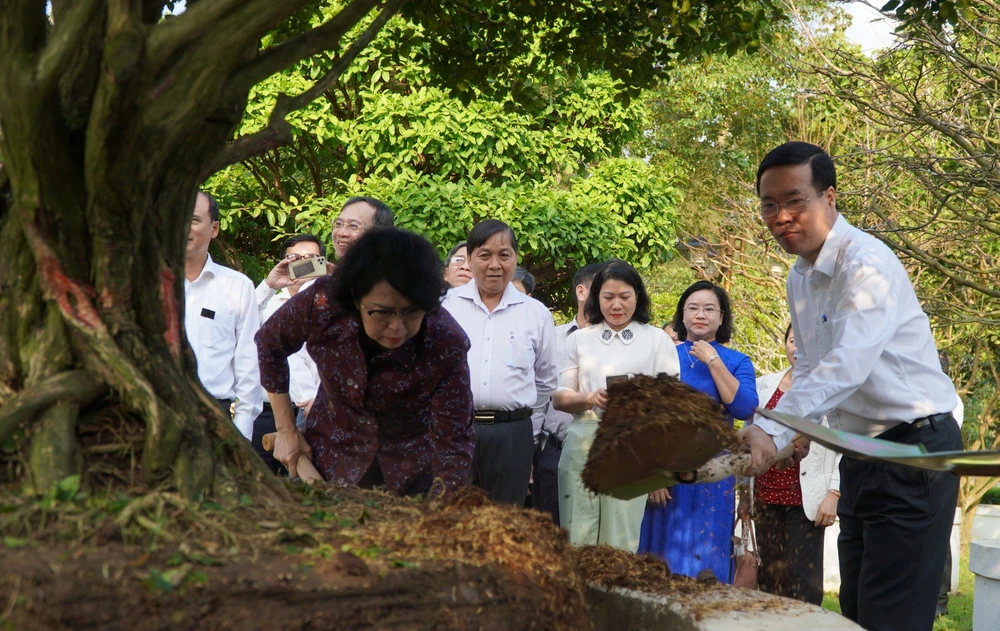 Chủ tịch nước Võ Văn Thưởng viết lưu bút và trồng cây lưu niệm tại Khu di tích cụ Phó bảng Nguyễn Sinh Sắc (TP Cao Lãnh, tỉnh Đồng Tháp). Ảnh: TÍN HUY z5104336556157-91513e25512200b56b18343e8308a15b-9858.jpg