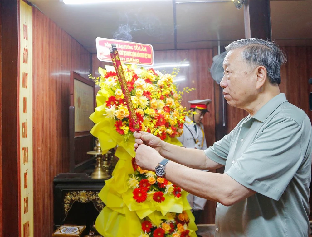 Chủ tịch nước Tô Lâm dâng hương tại Đền thờ Bác Hồ (TP Trà Vinh, tỉnh Trà Vinh)