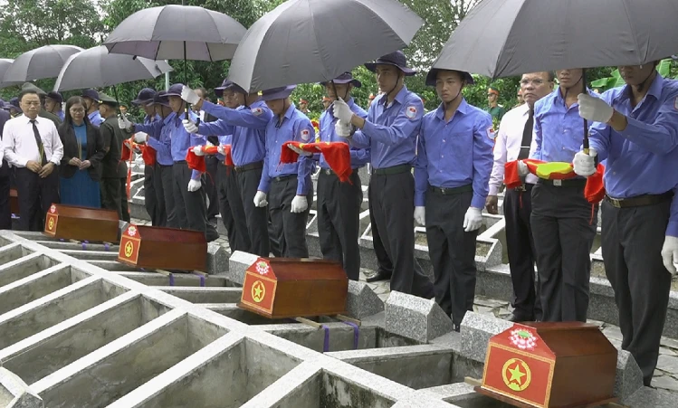 Cải táng 97 bộ hài cốt liệt sĩ tại Nghĩa trang liệt sĩ huyện Tam Nông