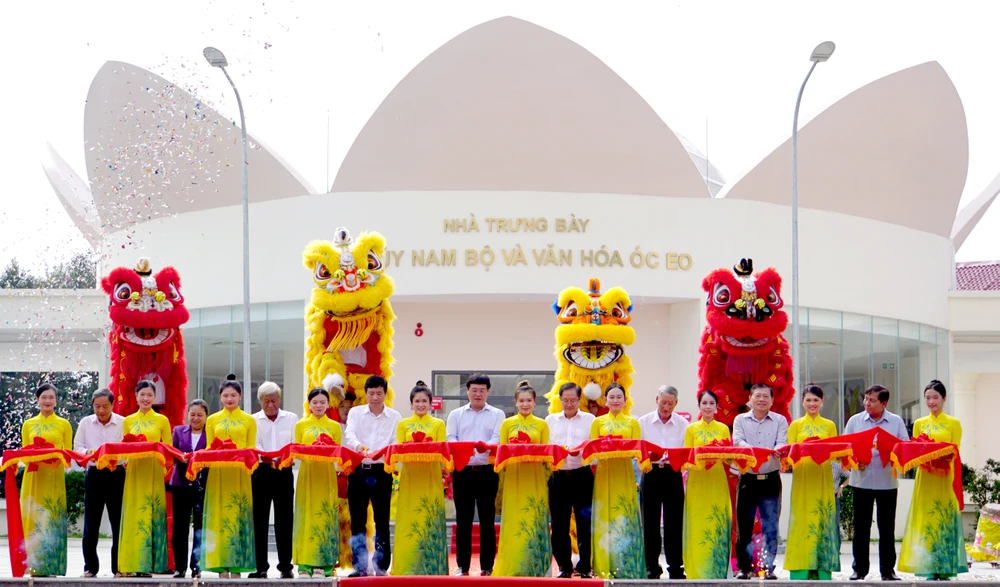 Đồng chí Lê Quốc Phong, Bí thư Tỉnh ủy Đồng Tháp cùng các đại biểu thực hiện nghi thức cắt băng khánh thành. Ảnh: VÕ KHA