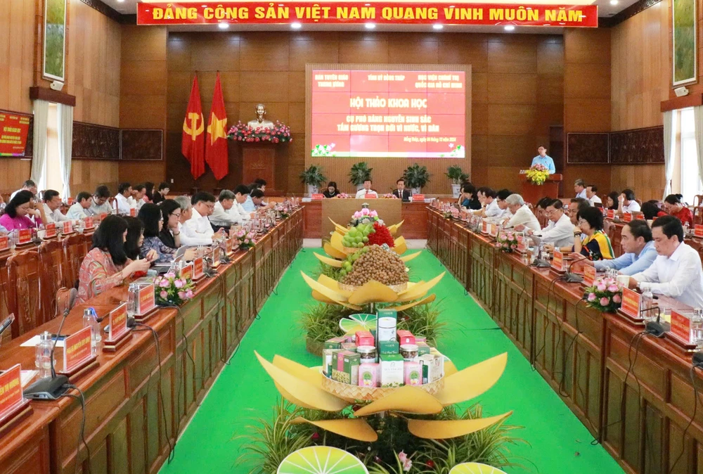 Phiên toàn thể hội thảo khoa học “Cụ Phó bảng Nguyễn Sinh Sắc - tấm gương trọn đời vì nước, vì dân”