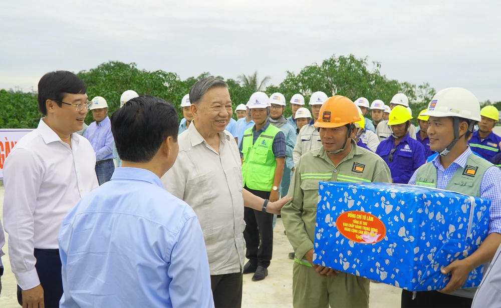 Tổng Bí thư Tô Lâm đi khảo sát và tặng quà cho các công nhân xây dựng, cán bộ đại diện chủ đầu tư đang thi công Dự án cao tốc Cao Lãnh - An Hữu TỔNG BÍ THƯ KIỂM TRA CAO TỐC.jpg