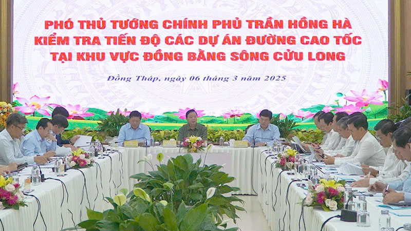 Phó Thủ tướng Trần Hồng Hà kiểm tra tiến độ các dự án cao tốc tại khu vực ĐBSCL