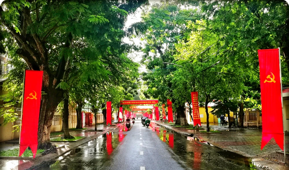 Tuyến đường Hàng Me được treo cờ Đảng Hang Me.jpg