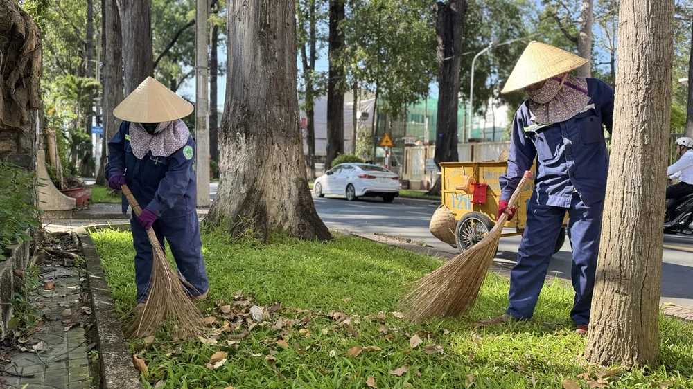 Công nhân công trình đô thị quét dọn để thành phố luôn sạch đẹp CÂY XANH.jpg
