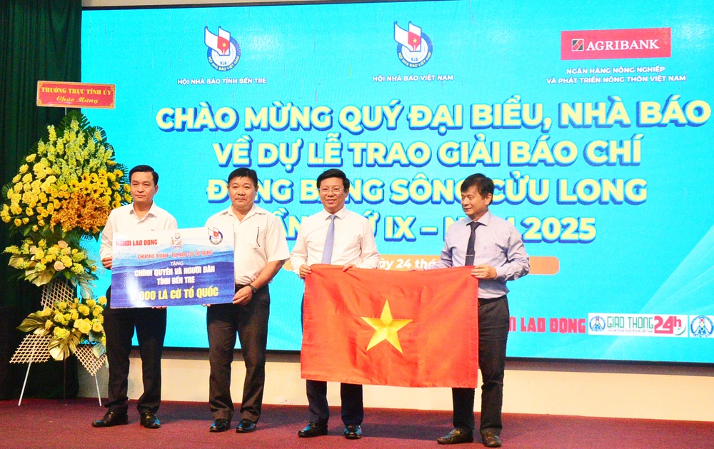 Báo Người Lao Động trao tặng cờ Tổ quốc cho chính quyền và người dân tỉnh Bến Tre DSC_3194.JPG