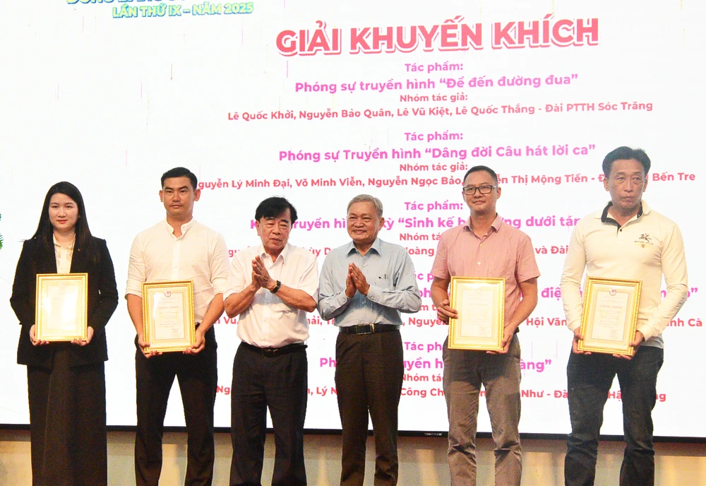 Trao giải Khuyến khích cho các tác giải DSC_3239.JPG