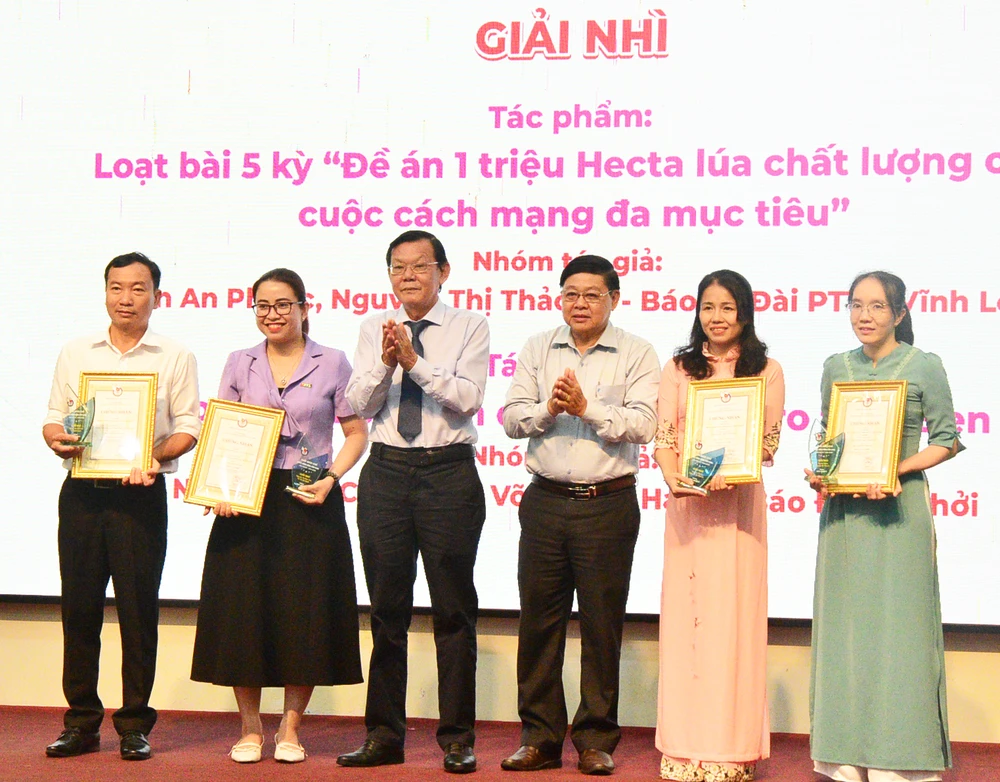 Nhà báo Nguyễn Tấn Phong, Chủ tịch Hội Nhà báo TPHCM trao giải Nhì cho các tác giải đoạt giải DSC_3259.JPG