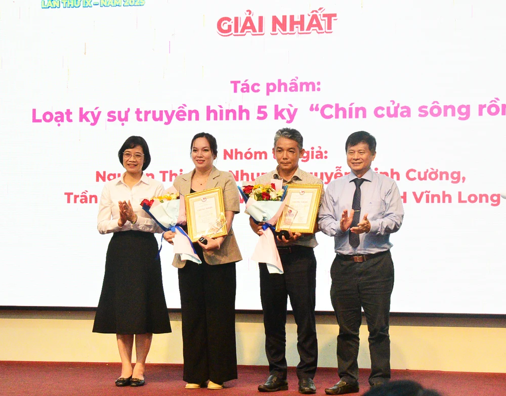 Nhà báo Trần Trọng Dũng, Phó Chủ tịch Hội Nhà báo Việt Nam trao giải Nhất cho nhóm tác giả DSC_3264.JPG