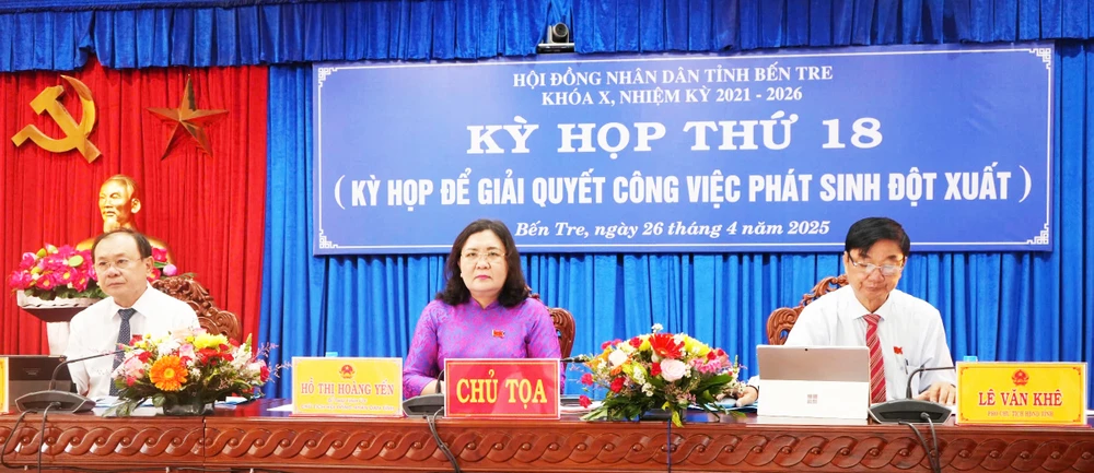 Đồng chí Hồ Thị Hoàng Yến, Bí thư Tỉnh uỷ, Chủ tịch HĐND tỉnh Bến Tre chủ trì kỳ họp HĐND Bến Tre 2025.jpg