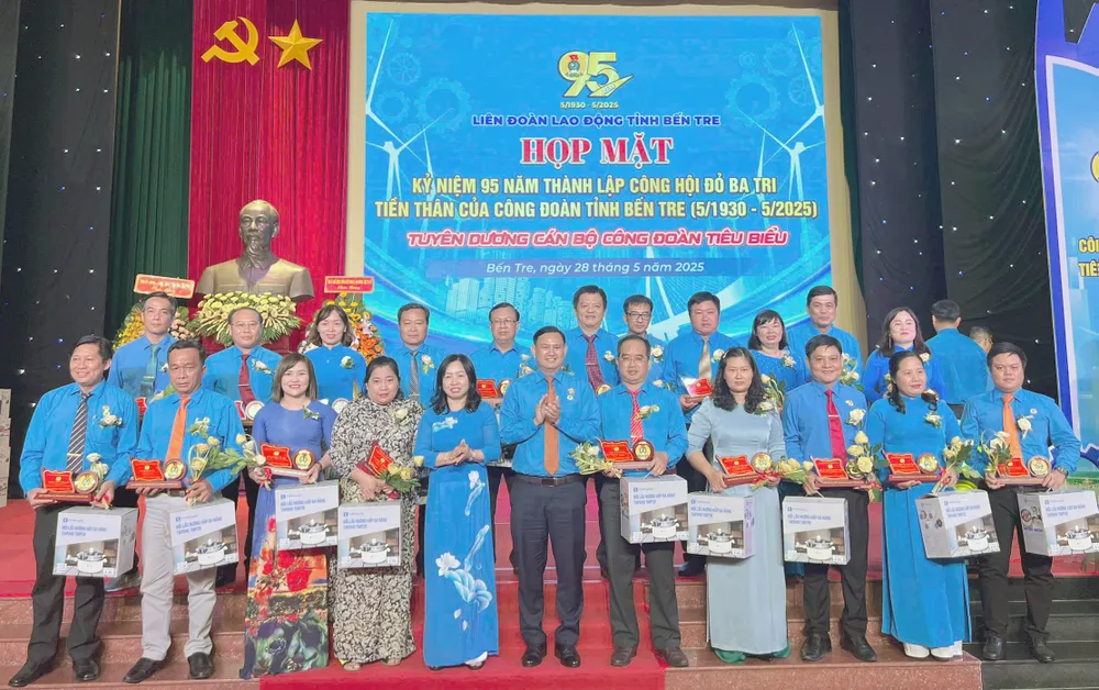 Tặng 23 kỷ niệm chương “Vì sự nghiệp xây dựng tổ chức công đoàn” cho các cán bộ công đoàn có nhiều đóng góp xây dựng Tổ chức Công đoàn Việt Nam cong đoan .jpg