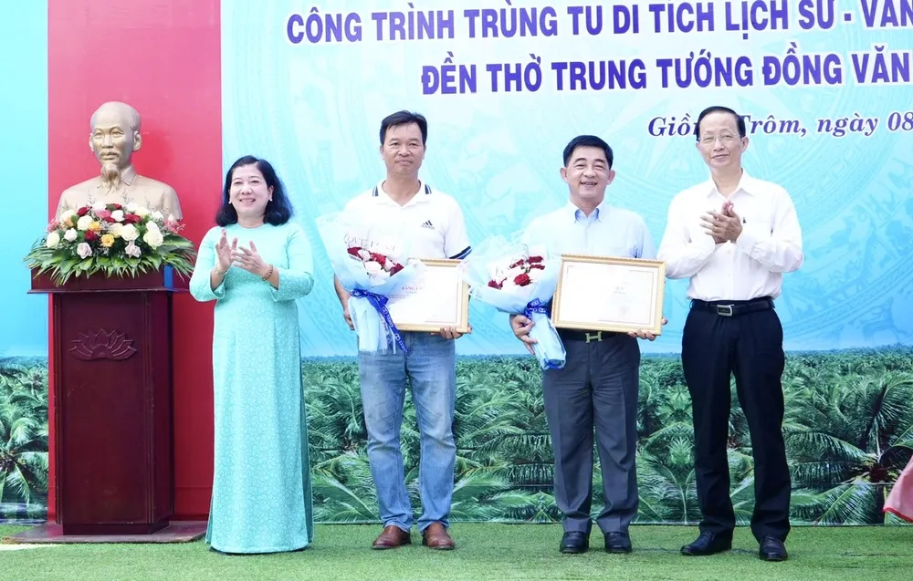Tặng bằng khen cho 1 tập thể, 2 cá nhân đã tích cực ủng hộ vật chất thực hiện sửa chữa Đền thờ Trung tướng Đồng Văn Cống DONG VAN CONG. .jpg