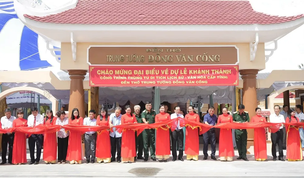 Các đại biểu thực hiện nghi thức cắt băng khánh thành công trình trùng tu, sửa chữa Di tích lịch sử văn hóa cấp tỉnh Đền thờ Trung tướng Đồng Văn Cống. Ảnh: PT