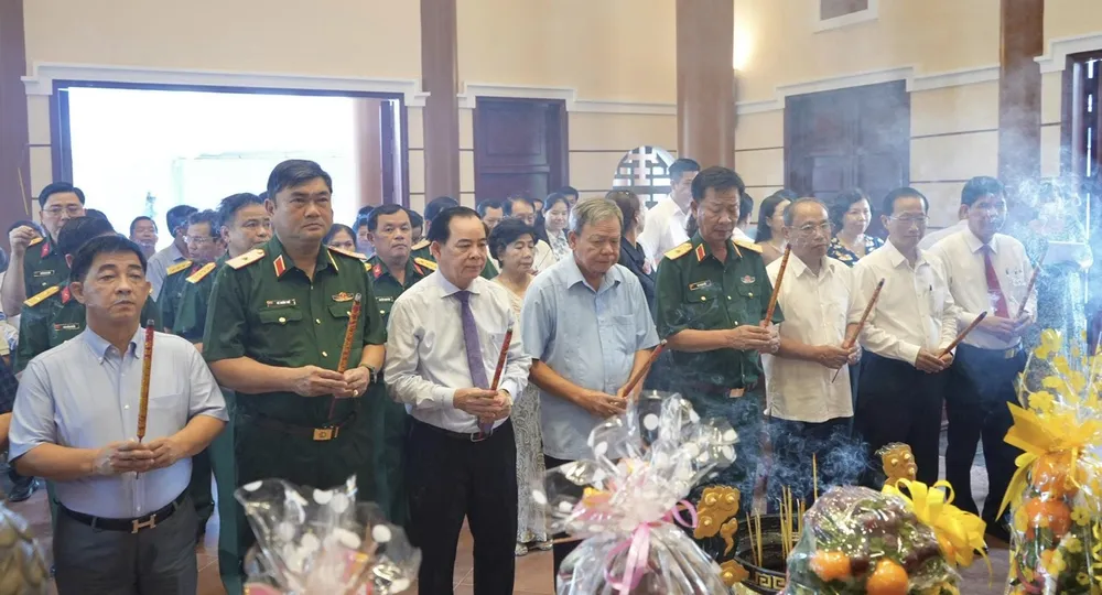 Các đại biểu dâng hương tại Đền thờ Trung tướng Đồng Văn Cống DONG VAN CONG ......jpg