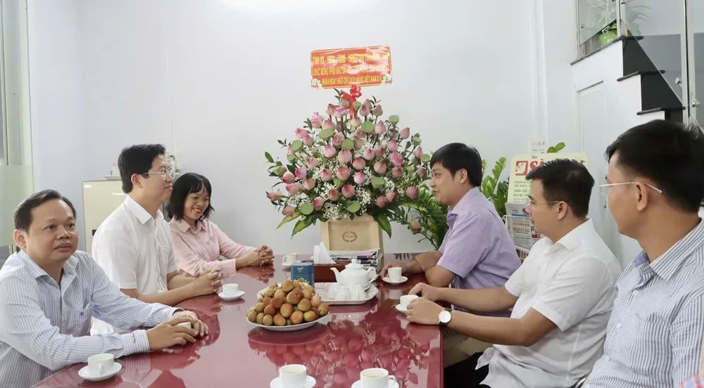 Lãnh đạo tỉnh Đồng Tháp thăm, chúc mừng Văn phòng đại diện Báo Sài Gòn Giải Phóng tại ĐBSCL bc.jpg