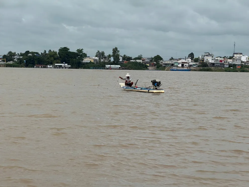 Người dân tranh thủ đánh bắt kiếm thêm thu nhập trên kênh Hồng Ngự, huyện Hồng Ngự, tỉnh Đồng Tháp. Ảnh: VB NƯỚC ĐỤC.....jpg