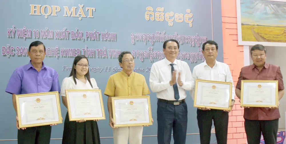 Phó Chủ tịch UBND tỉnh Trà Vinh Nguyễn Quỳnh Thiện tặng b ằng khen cho 5 cá nhân TANG BANG KHEN DAC SAN.JPG