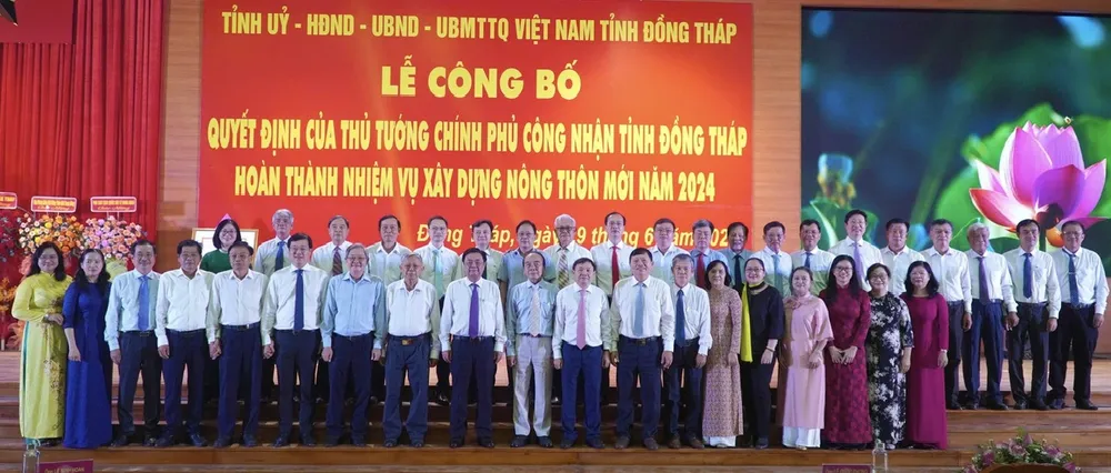 Các đại biểu chụp ảnh lưu niệm. Ảnh: PT DONG THAP.jpg
