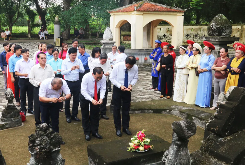 Các đại biểu dâng hương tại phần mộ Đức Quốc Công Phạm Đăng Hưng. Ảnh: ĐT ANH 2.jpg