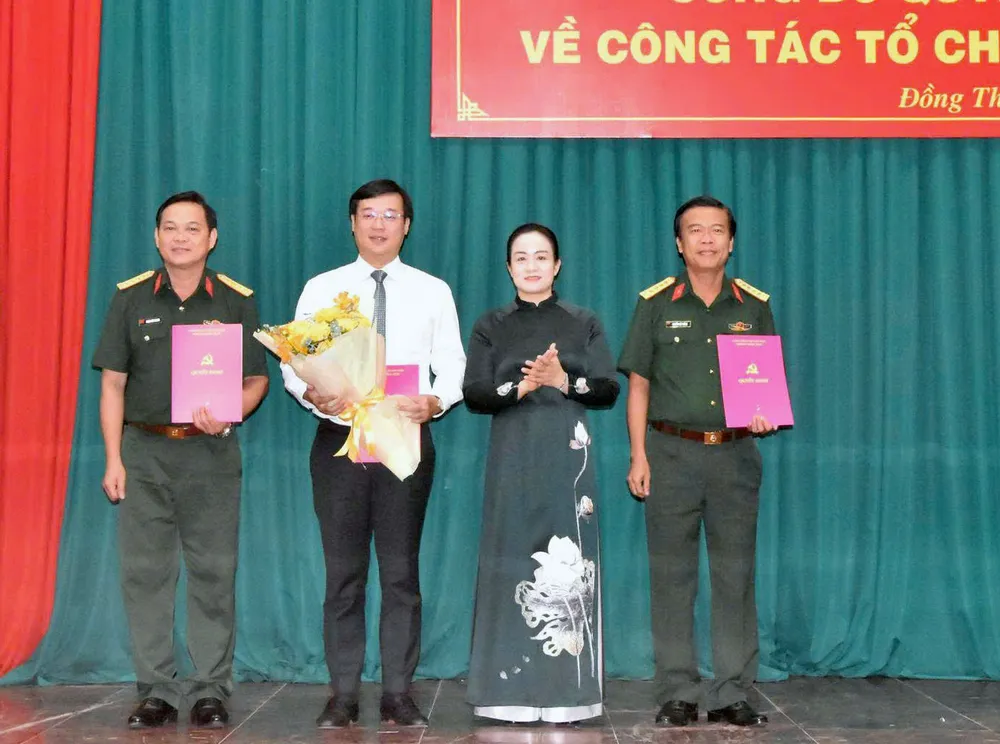 Đồng chí Lê Quốc Phong, Ủy viên Trung ương Đảng, Bí thư Tỉnh ủy, Trưởng Đoàn đại biểu Quốc hội đơn vị tỉnh Đồng Tháp giữ chức Bí thư Đảng ủy Quân sự tỉnh Đồng Tháp BÍ THƯ 1.jpg