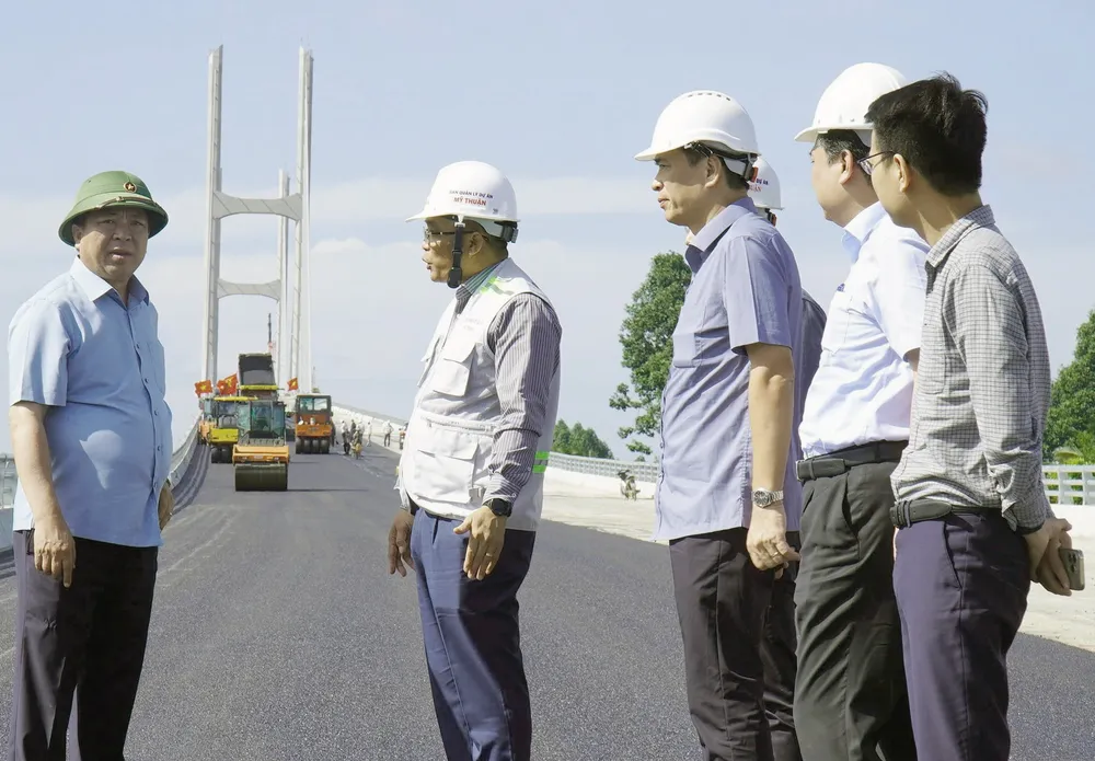 Bộ trưởng Bộ Xây dựng Trần Hồng Minh kiểm tra thực tế tại dự án cầu Rạch Miễu 2. Ảnh: MT CAU RM2.jpg