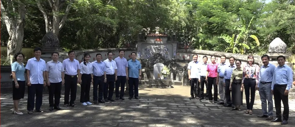 Đoàn chụp ảnh tại Khu Di tích lăng Hoàng Gia. Ảnh: MT IMG_2059.jpeg
