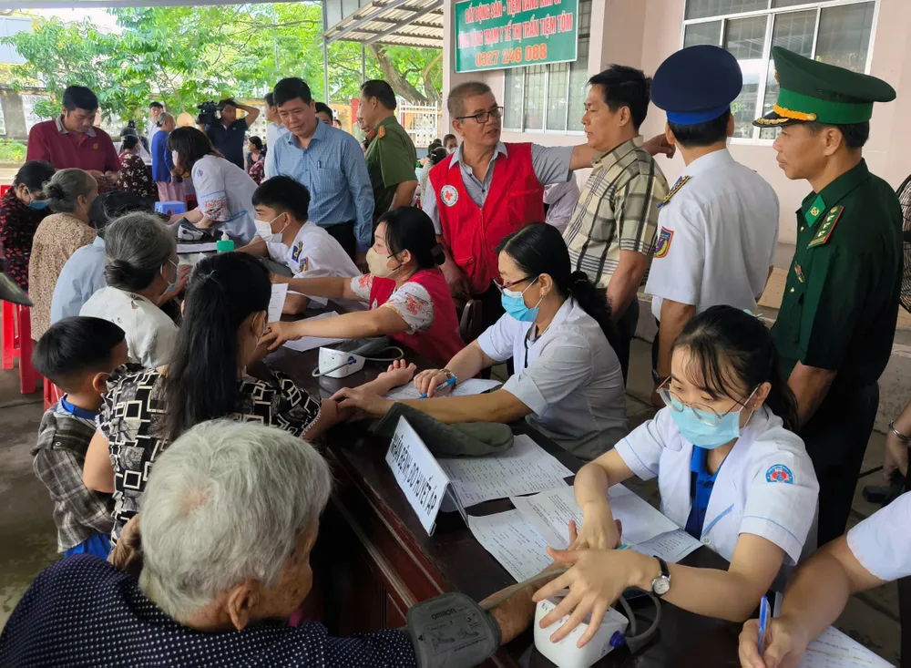 Bộ Tư lệnh Vùng Cảnh sát biển 3 phối hợp với Bệnh viện Hùng Vương TPHCM tổ chức khám bệnh cho bà con csb333.jpg