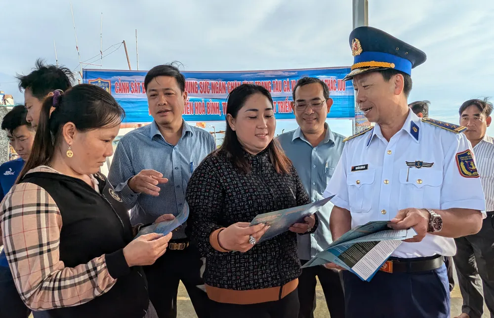 Phát tài liệu tuyên truyền cho bà con ngư dân và chủ tàu cá. Ảnh: TÍN HUY PXL_20250719_002908300.jpg