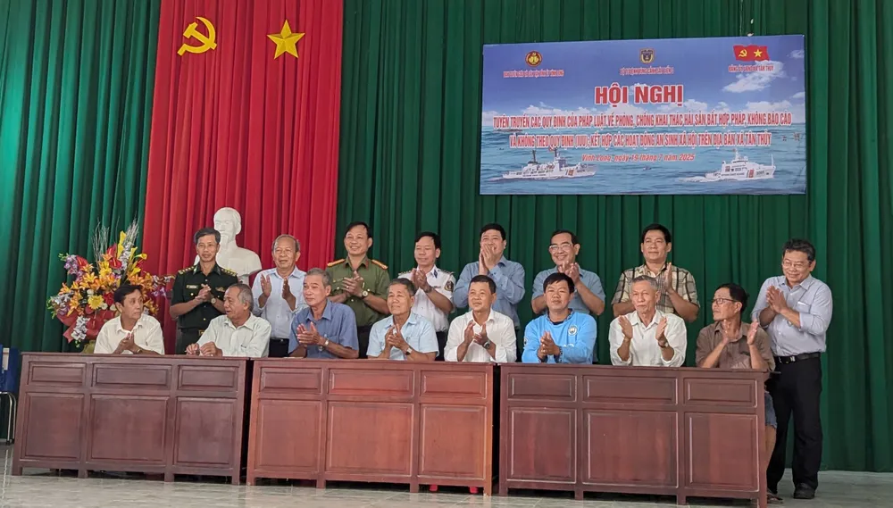 Chủ tàu cá đã ký bản cam kết với Bộ Tư lệnh Vùng Cảnh sát biển 3 về việc chấp hành các quy định của pháp luật về khai thác thuỷ sản PXL_20250719_025622773.MP.jpg
