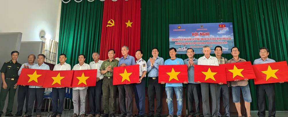 Tặng cờ cho ngư dân PXL_20250719_025754900.MP.jpg